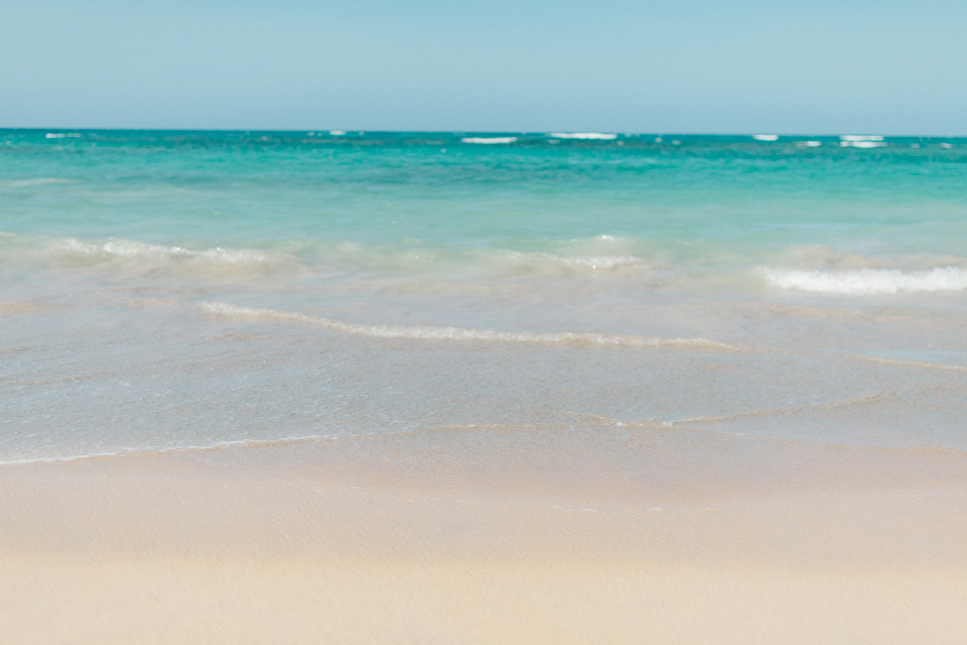 sea waves crashing on shore during daytime